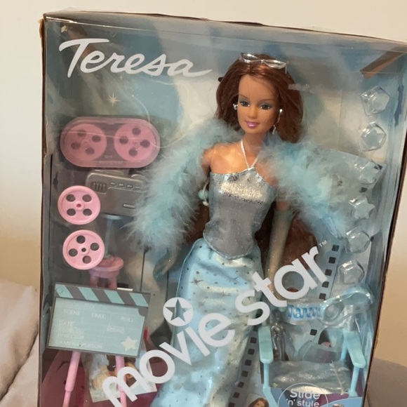 Movie Star Teresa Doll - Picture 3 of 7